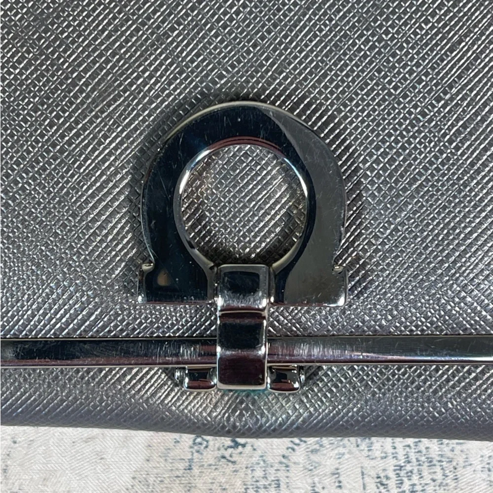Salvatore Ferragamo Gancini Continental Leather Wallet GJ224633 Made in Italy